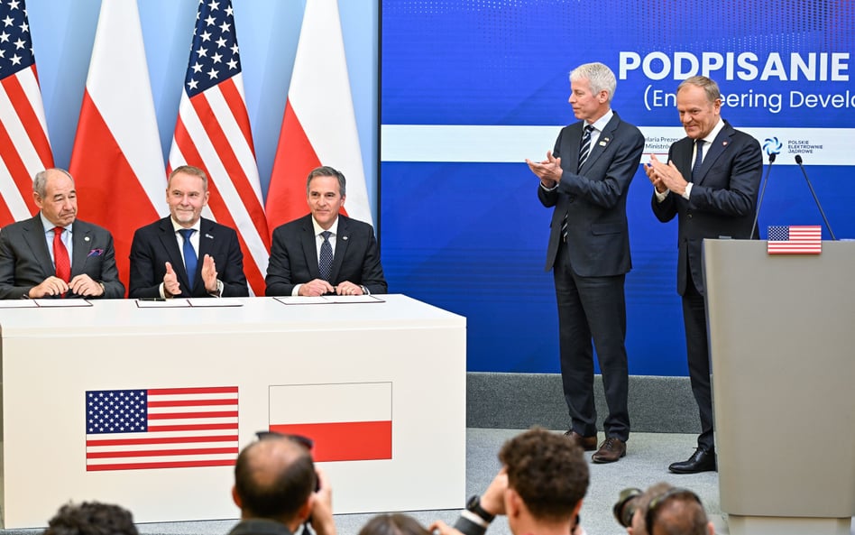 Warszawa, 28.04.2025. Premier Donald Tusk (P), sekretarz ds. energii USA Chris Wright (2P), p.o. pre