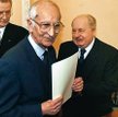 Prof. Marek Żylicz (w środku) to ekspert międzynarodowego prawa lotniczego. Na zdjęciu w 2004 r.