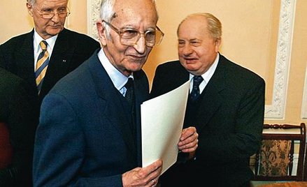 Prof. Marek Żylicz (w środku) to ekspert międzynarodowego prawa lotniczego. Na zdjęciu w 2004 r.