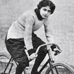 Rok 1898. Belgijka Helene Dutrieu, jedna z pionierek kolarstwa, pierwsza rekordzistka świata w jeźdz