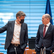Kanclerz Olaf Scholz (z prawej) i minister  gospodarki i ochrony klimatu Robert Habeck