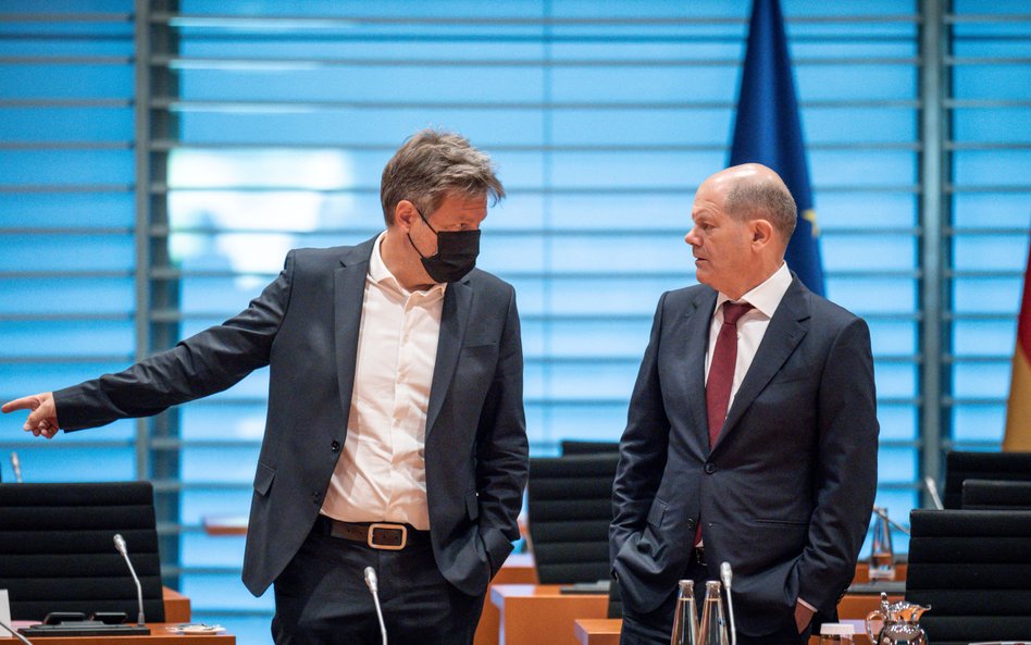 Kanclerz Olaf Scholz (z prawej) i minister  gospodarki i ochrony klimatu Robert Habeck