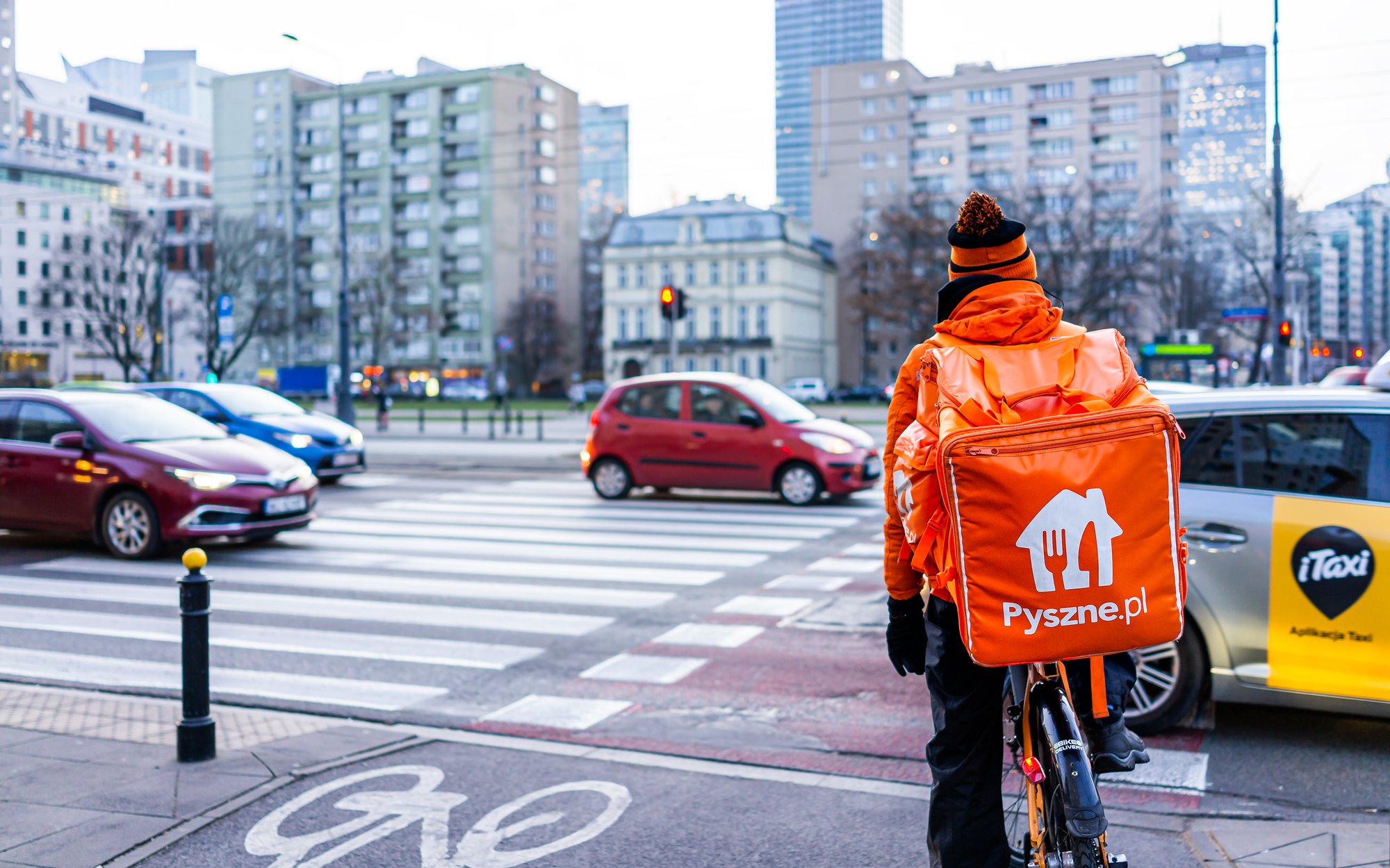 Pyszne.pl wychodzi poza restauracje. Dostarczy paczki