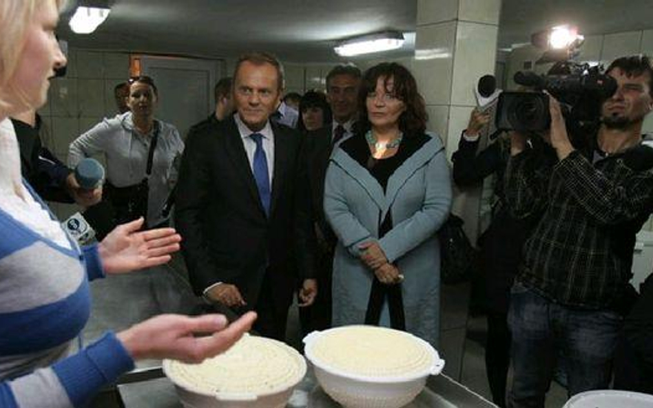 Premier Donald Tusk obiecał pomoc producentom sera korycińskiego. Na zdjęciu w gospodarstwie państwa