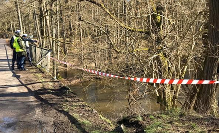 Ford mondeo na łuku drogi przebił bariery energochłonne i wpadł do rzeki Drawa. Na miejscu zginęły c