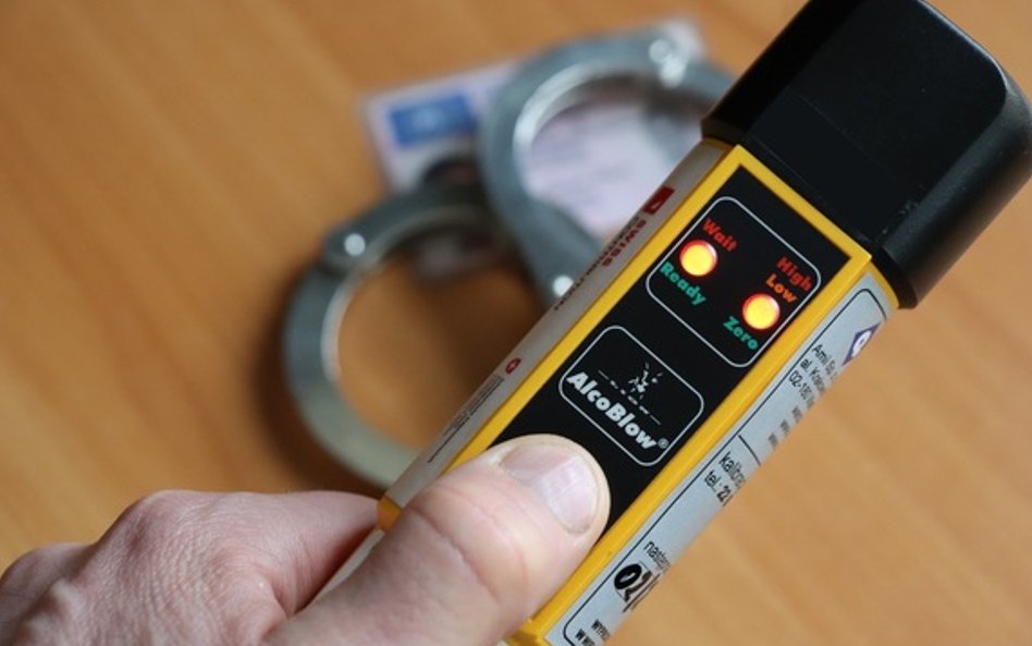 Kobieta była kompletnie pijana, co potwierdziło badanie alkomatem wskazujące ponad dwa promile alkoh