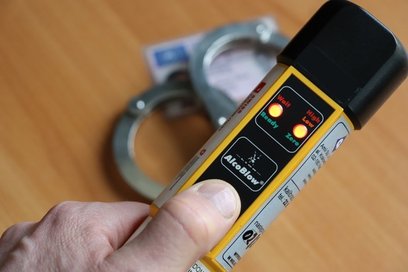 Kobieta była kompletnie pijana, co potwierdziło badanie alkomatem wskazujące ponad dwa promile alkoh