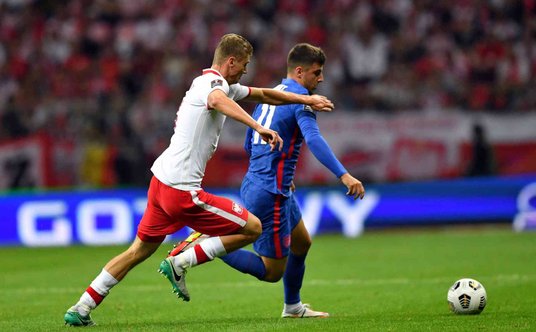 Paweł Dawidowicz walczy o piłkę z Masonem Mountem