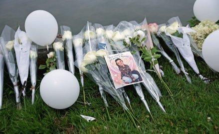 Kwiaty, baloniki i zdjęcie Lyhanny w miejscu zakończenia marszu milczenia, który po jej śmierci prze
