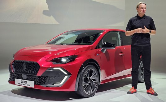 Nowe Renault Clio VI generacji i główny stylista marki Laurens van den Acker