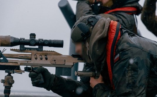 Karabin wyborowy Bor w rękach strzelca z 17. Brygady Zmechanizowanej w trakcie ćwiczeń na Bałtyku.