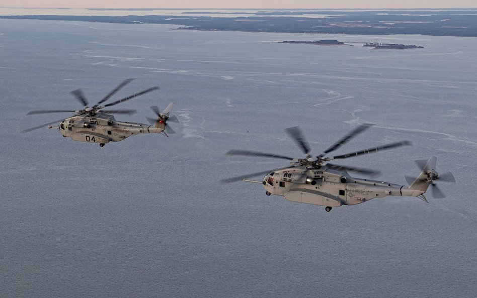 Śmigłowce Sikorsky CH-53K King Stallion w locie w szyku. Fot./Sikorsky.