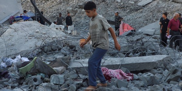 Strefa Gazy: Izrael miał zbombardować budynek, w którym schroniło się ok. 200 osób