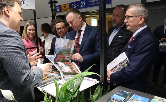 Od prawej: posłowie Tadeusz Tomaszewski, Piotr Górnikiewicz, wiceminister Piotr Borys i poseł Marek 