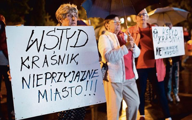 Pod koniec września mieszkańcy Kraśnika protestowali przeciwko decyzji radnych o ogłoszeniu ich mias