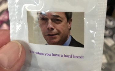 Nigel Farage na prezerwatywach na "twardy brexit"
