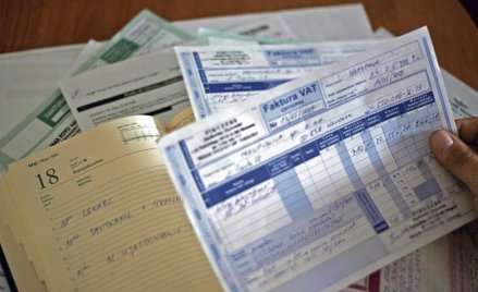 Za dzień poniesienia kosztu uważa się dzień, na który ujęto koszt w księgach rachunkowych na podstaw