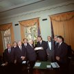 Prezydent Lyndon Johnson (czwarty od prawej) odbiera raport śledzrwie w sprawie zamachu na JFK. Alle