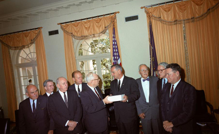 Prezydent Lyndon Johnson (czwarty od prawej) odbiera raport śledzrwie w sprawie zamachu na JFK. Alle