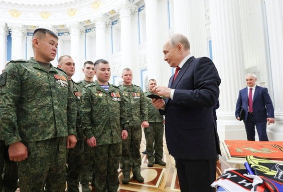 Rządzący Rosją Władimir Putin podczas spotkania z żołnierzami na Kremlu