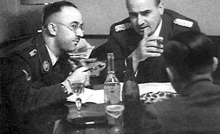 Hans Frank (z prawej) i Heinrich Himmler podczas spotkania przy wódeczce na Wawelu w 1944 roku