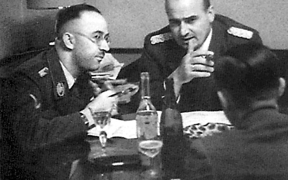 Hans Frank (z prawej) i Heinrich Himmler podczas spotkania przy wódeczce na Wawelu w 1944 roku