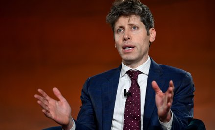 Sam Altman, szef OpenAI, stoi przed licznymi zagrożeniami przed giełdowym debiutem spółki. Jednym z 