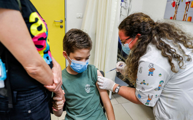 Chłopiec otrzymujący szczepionkę na COVID-19 firmy Pfizer w przychodni w Tel Awiwie