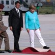 Matteo Renzi z Angelą Merkel na lotnisku w Neapolu tuż przed rozpoczęciem poniedziałkowego spotkania