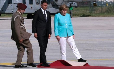 Matteo Renzi z Angelą Merkel na lotnisku w Neapolu tuż przed rozpoczęciem poniedziałkowego spotkania