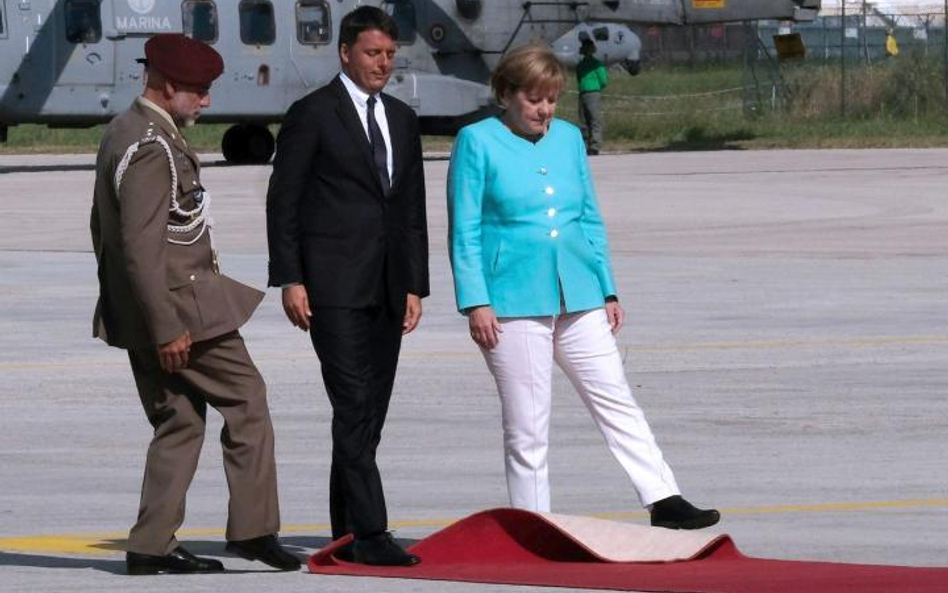 Matteo Renzi z Angelą Merkel na lotnisku w Neapolu tuż przed rozpoczęciem poniedziałkowego spotkania