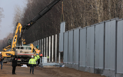 Luty 2022 r., budowa zapory przy polsko-białoruskiej granicy w miejscowości Tołcze