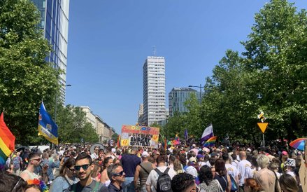 W oddali parady dominują warszawskie drapacze chmur