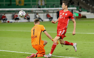 Robert Lewandowski strzela gola na 4:1 w finale Pucharu Niemiec. To jego 51. bramka w tym sezonie