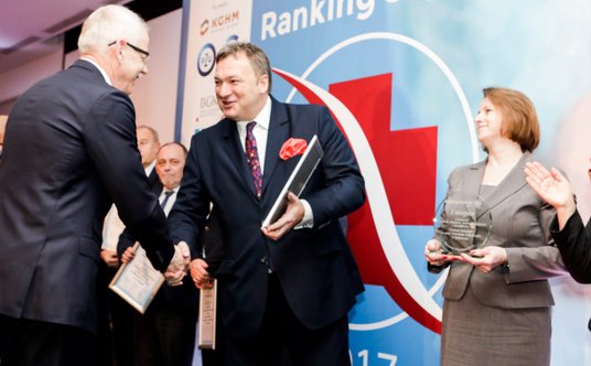 Marek Tombarkiewicz wręczył nagrodę prof. Januszowi Kowalewskiemu, dyrektorowi Centrum Onkologii w B