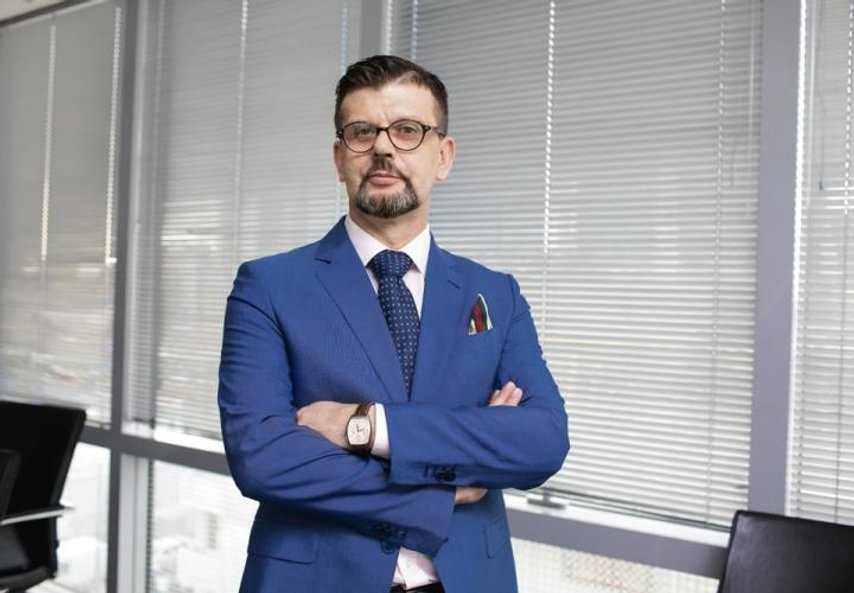 Z grupą Pekao związany jest od 1996 r. Dyrektorem biura maklerskiego jest od stycznia 2009 r. W lata