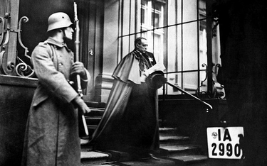 Nuncjusz Eugenio Pacelli (późniejszy PIus XII) opuszcza siedzibę prezydenta Niemiec. Berlin, 1929 r.