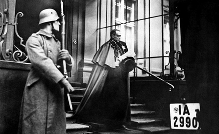 Nuncjusz Eugenio Pacelli (późniejszy PIus XII) opuszcza siedzibę prezydenta Niemiec. Berlin, 1929 r.