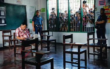 Rodrigo Duterte w nieco wystudiowanym namyśle nad kartką wyborczą: komisja w wiejskiej szkole, 9 maj