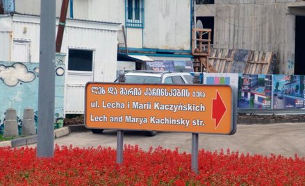 Lech Kaczyński i popiersie Stalina