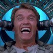 Arnold Schwarzenegger – filmowy Douglas Quaid i agent Hauser – podczas wszczepiania wspomnień („Pami