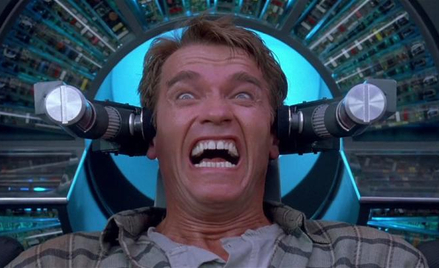 Arnold Schwarzenegger – filmowy Douglas Quaid i agent Hauser – podczas wszczepiania wspomnień („Pami