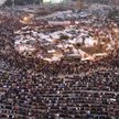 Manifestanci modlą się na placu Tahrir