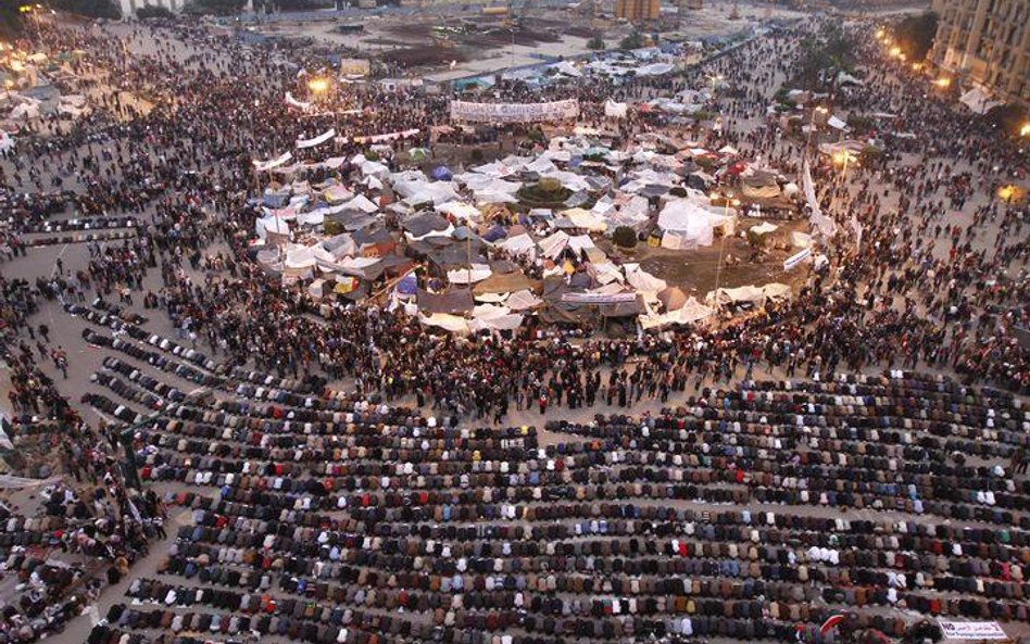 Manifestanci modlą się na placu Tahrir