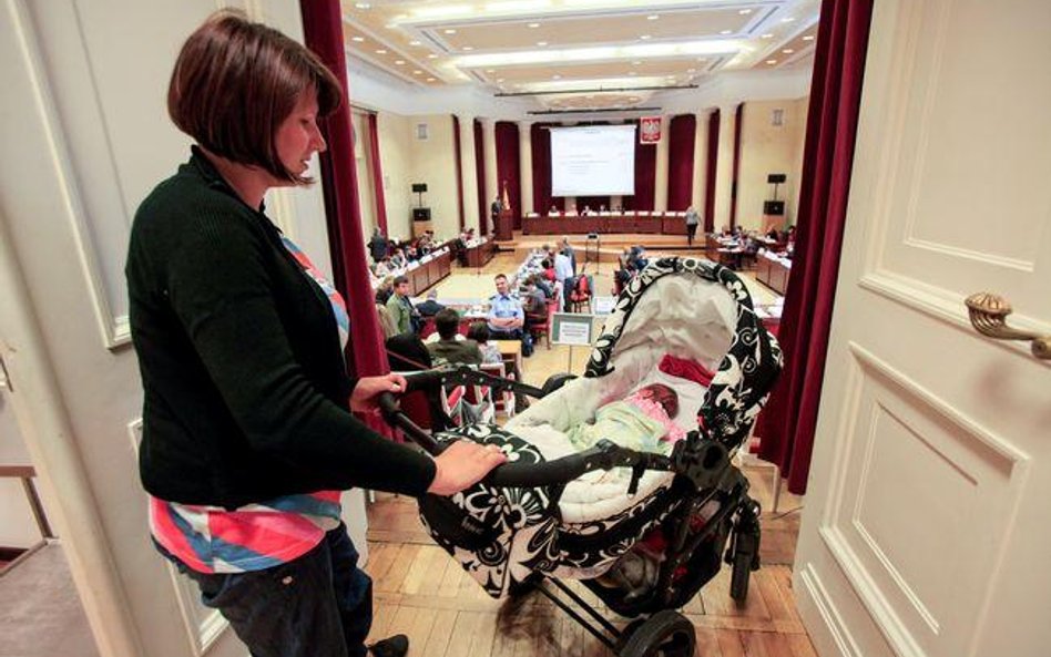 Jak płacić matce, która pracuje na urlopie rodzicielskim?