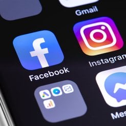 Kiedy aktywność pracownika w internecie uzasadnia zwolnienie