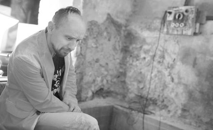 Czy linia artystyczna przyjęta przez Jana Klatę, urodzonego eksperymentatora, pasuje do sceny, która