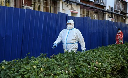 Pracownik służby zdrowia w dzielnicy mieszkalnej zamkniętej w ramach ograniczeń związanych z koronaw