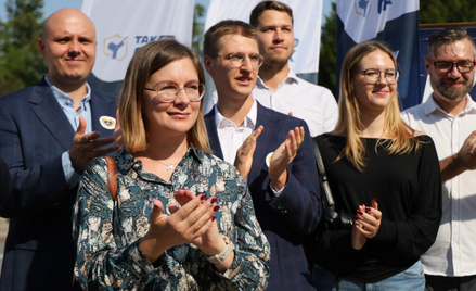 Posłanka Lewicy Paulina Matysiak na konferencji prasowej dot. złożenia do Sejmu projektu ustawy „Tak