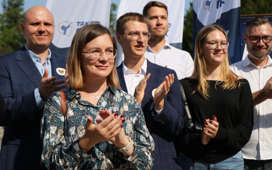 Posłanka Lewicy Paulina Matysiak na konferencji prasowej dot. złożenia do Sejmu projektu ustawy „Tak